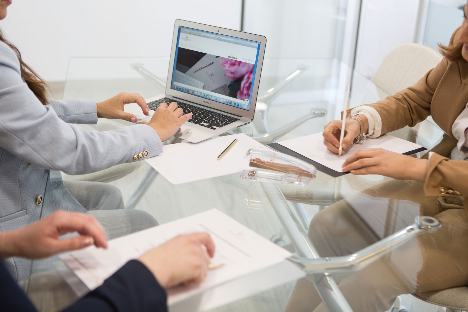 Aragonés y Lloret - Abogadas en Villajoyosa y Abogados en Finestrat - Alicante 3 allabogadas detalle mesa